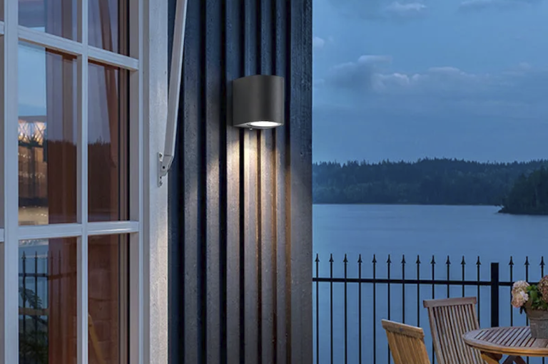 Space-Saving Solution: Aluminum Alloy Folding Wall Lamp